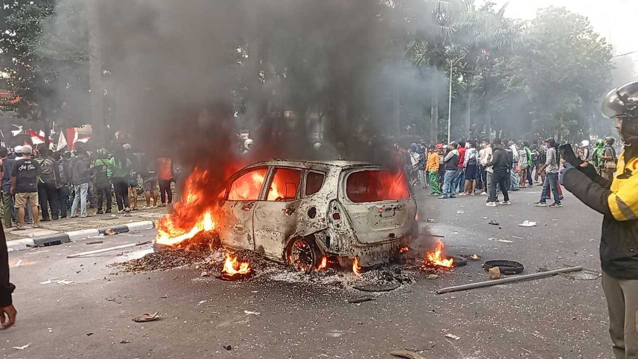 Mobil Rusak Akibat Demo: Apakah Ditanggung Asuransi Mobil?