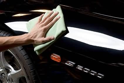 Tips Agar Mobil Bercat Hitam Tetap Kinclong dan Awet