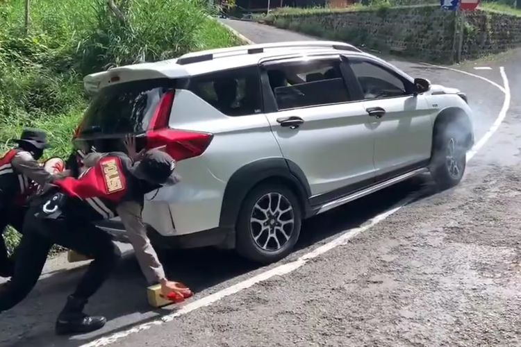 Cara Mudah Taklukkan Jalan Terjal dengan Mobil Matic