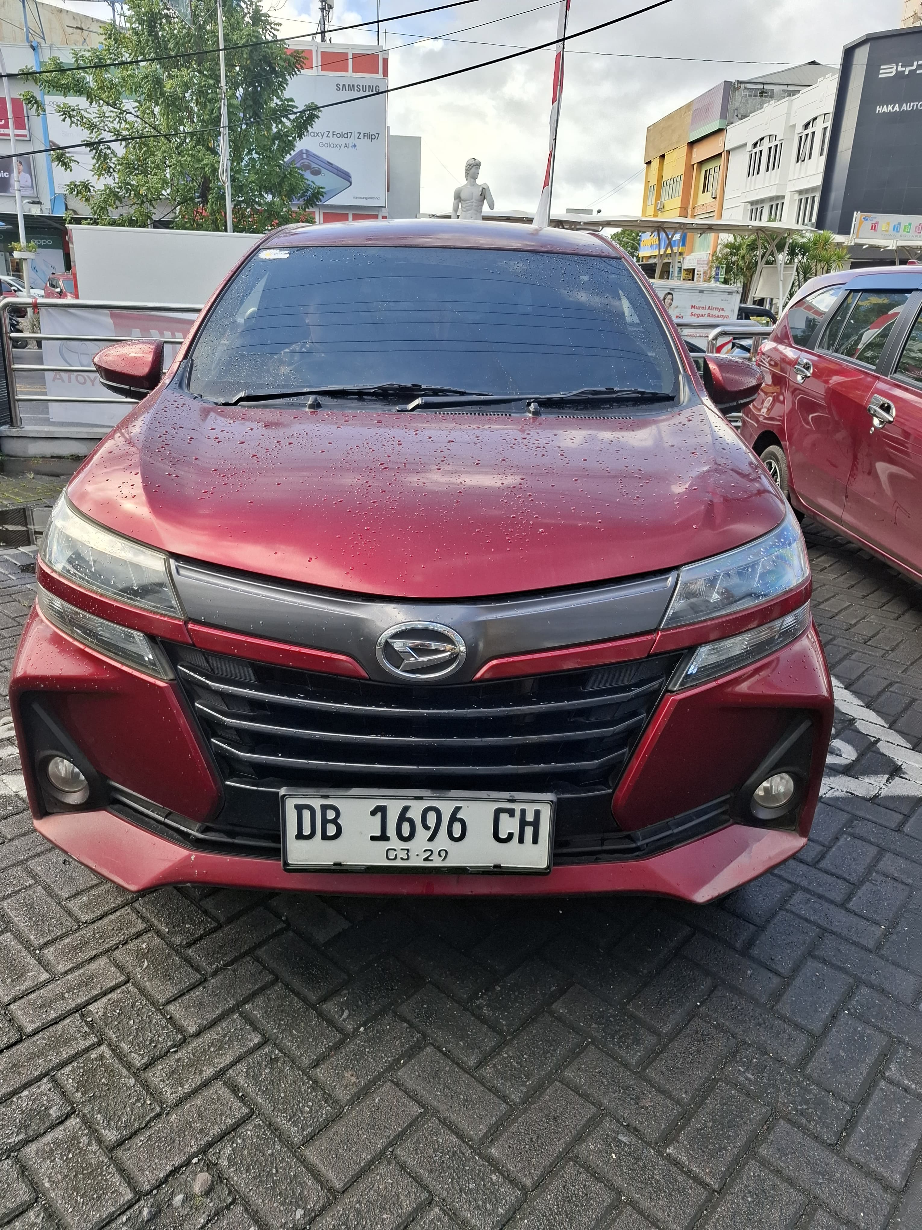MOBIL TANGAN PERTAMA